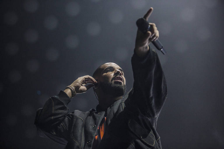 Drake em performance nos Estados Unidos, em 2016; cantor cancelou sua participação no Lollapalooza Brasil deste ano