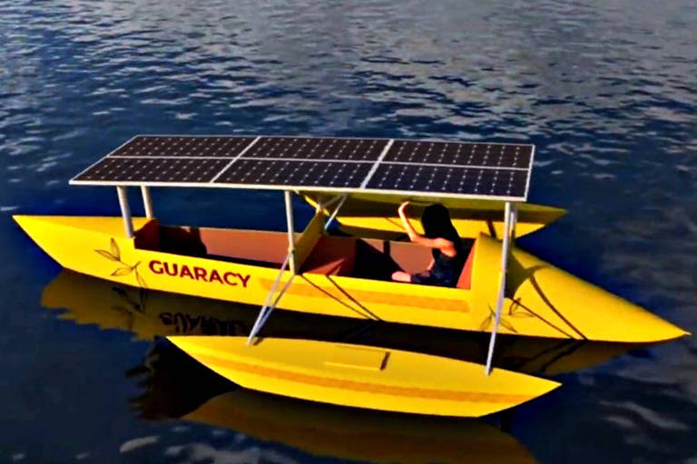 Imagem colorida mostra um barca feito em computador, na cor amarela, com um casco maior ao meio e dois menores nas laterais. Ele tem um painel solar na parte de cima.