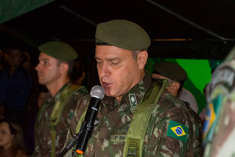 General fardado fala ao microfone 