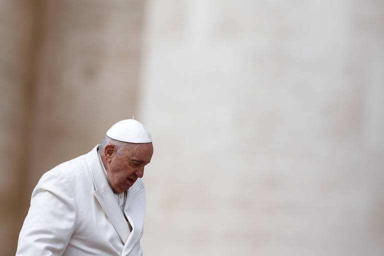 O papa Francisco celebra a missa semanal na praça de São Pedro, no Vaticano