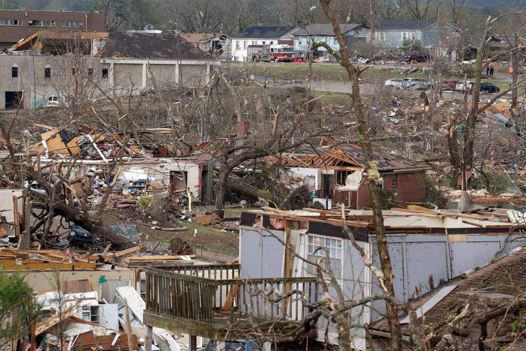 Bairro destruído com árvores derrubadas, casas destelhadas no estado de Arkansas (EUA)