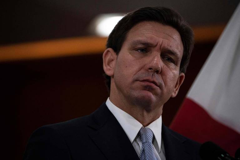 Governador da Flórida, Ron DeSantis é o principal adversário de Trump na disputa interna do Partido Republicano nas eleições presidenciais de 2024; ele criticou o indiciamento