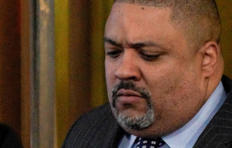 Primeiro negro eleito promotor pela ilha de Manhattan, Alvin Bragg foi quem apresentou as acusações contra o ex-presidente