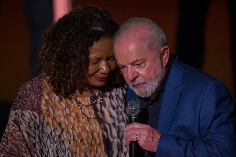 A Ministra da Cultura, Margareth Menezes, com o presidente Luiz Inácio Lula da Silva, durante ato pelo direito à cultura no Theatro Municipal do Rio de Janeiro
