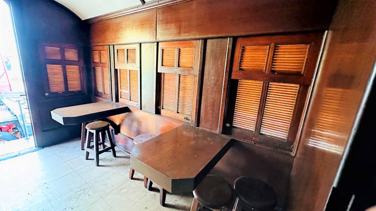 Interior do vagão de madeira que era usado como lanchonete em Poços de Caldas