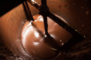 Pascoa. Linha de producao da fabrica de chocolate Di Siena, em Perdizes: Detalhe de chocolate  liquido na linha de producao da pequena fabrica de chocolates Di Siena, em Perdizes