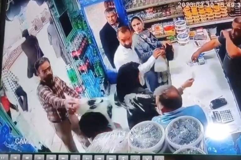 Homem joga iogurte em duas mulheres que mostravam parte de seus cabelos em uma mercearia no Irã
