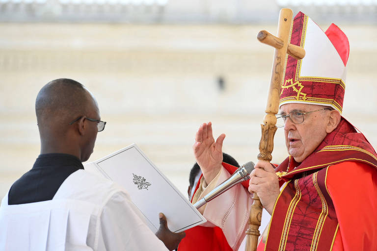 Papa Francisco celebra missa do Domingo de Ramos na Praça de São Pedro, no Vaticano
