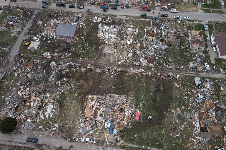 Casas destruídas por temporal em Sullivan, no estado de Indiana, nos EUA

