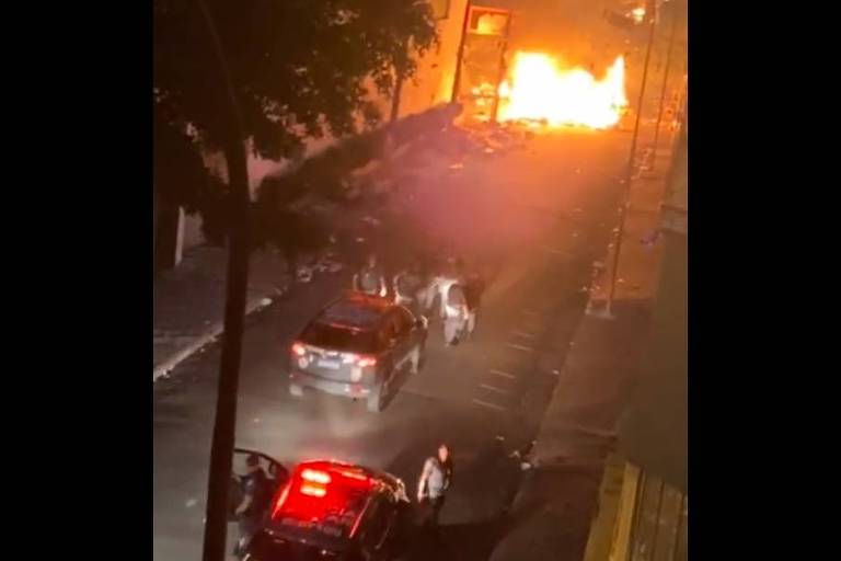 Usuários de drogas causam incêndio na rua dos Gusmões, onde fica a cracolândia