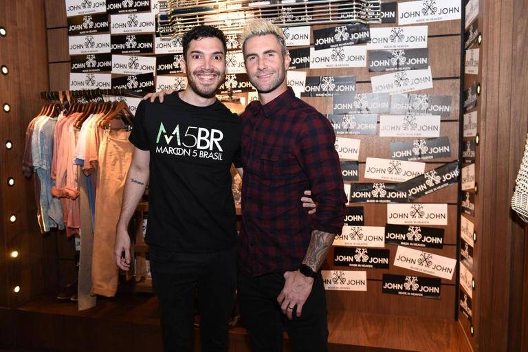 Fã brasileiro do Maroon 5 reconhecido por Adam Levine nos EUA já se infiltrou em camarim da banda; conheça
