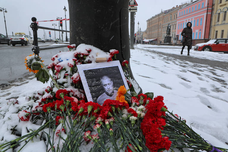 Homenagem a Tatarski próxima ao café em que ele foi assassinado no domingo (20), em São Petersburgo