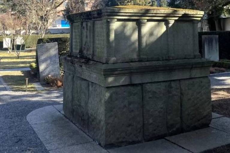 Bloco de granito em cemitério da Suíça escondia monumento nazista