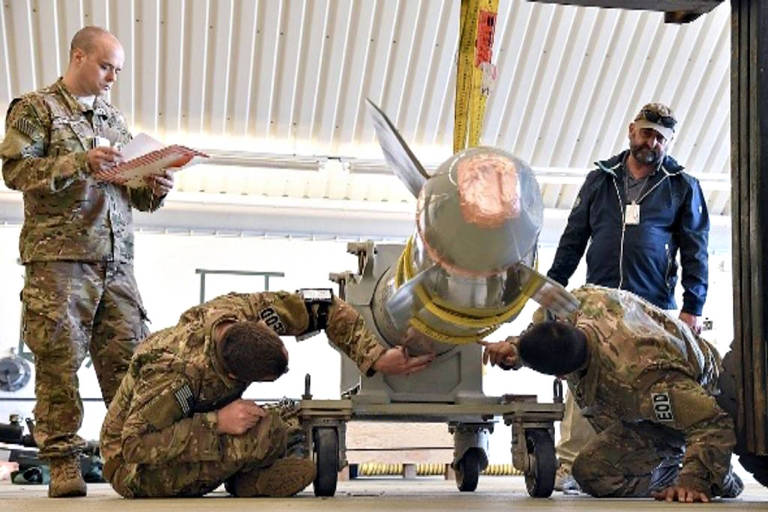 Americanos inspecionam o que seria uma bomba nuclear avariada na base aérea de Volkel, na Holanda, em data não divulgada