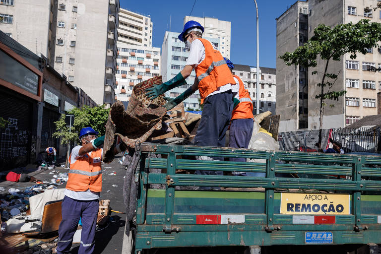 Caminhão da prefeitura auxilia na remoção de detritos das ruas durante ação na cracolândia