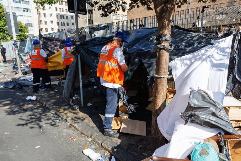 Pessoas foram abordadas em barracas durante ação da prefeitura para liberação das calçadas bloqueadas por barracas na região central de São Paulo