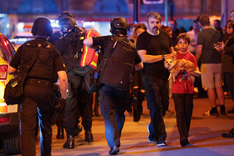 Policiais chegam ao local do show de Ariana Grande após relatos de explosão