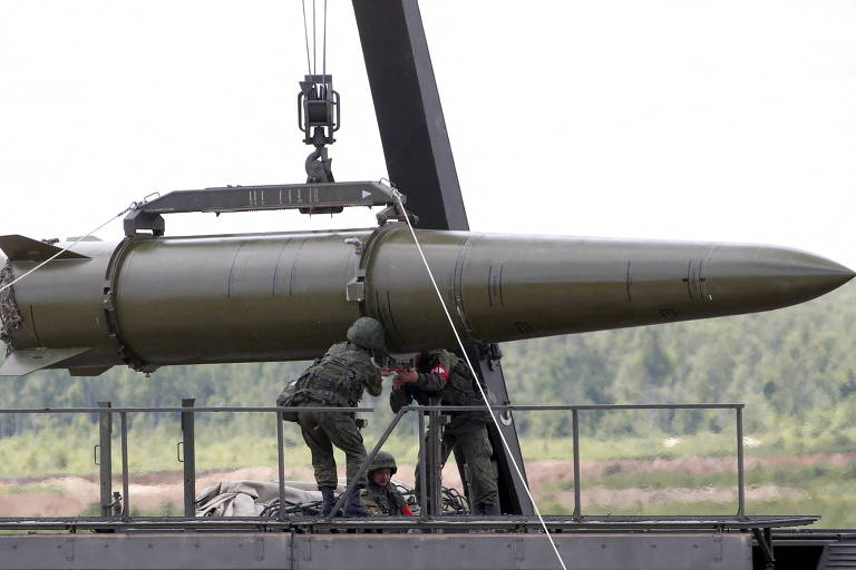Soldados com míssil tático Iskander, que pode levar ogiva nuclear e será posicionado na Belarus