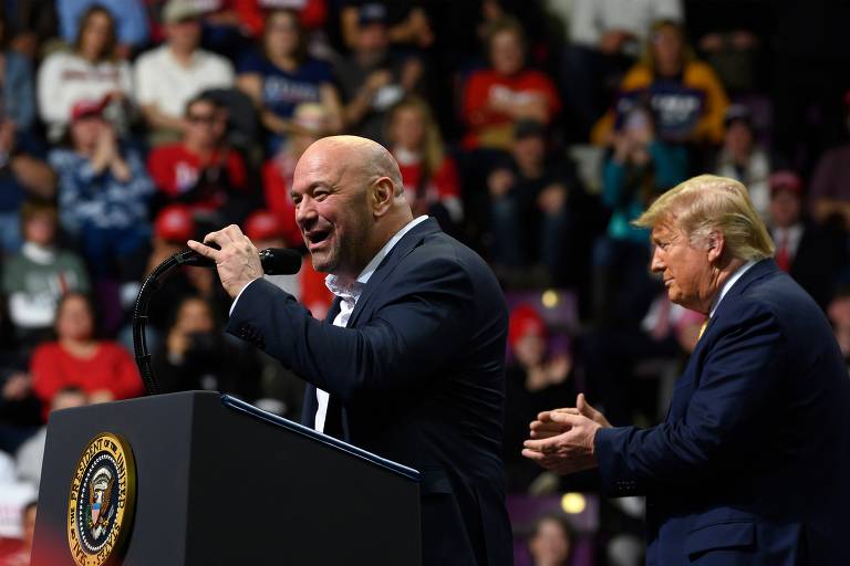 O presidente dos EUA, Donald Trump (à direita), bate palmas enquanto o presidente do Ultimate Fighting Championship (UFC), Dana White, discursa em um comício