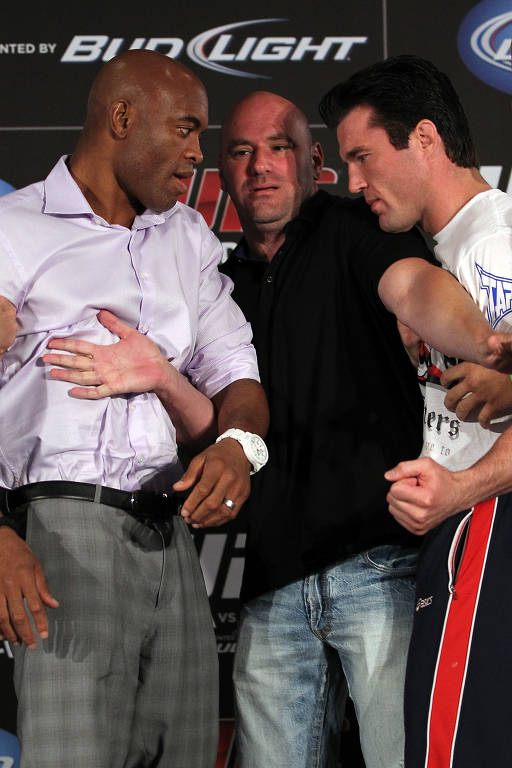 Os oponentes Anderson Silva e Chael Sonnen são separados pelo presidente do UFC, Dana White em Las Vegas, Nevada