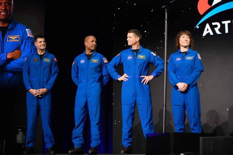 Da esquerda para a direita, os astronautas Jeremy Hansen, Victor Glover, Reid Wiseman e Christina Hammock Koch; eles farão parte da tripulação da missão Artemis 2 e foram apresentados nesta segunda (3) em Houston, no Texas
