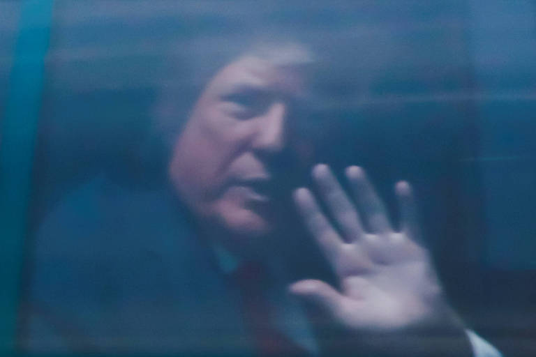O ex-presidente dos EUA Donald Trump a caminho do Aeroporto Internacional de Palm Beach, na Flórida 