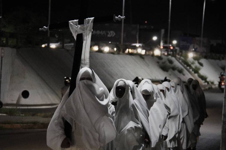 Tradição de fé, penitentes saem às ruas antes da Páscoa no sertão nordestino