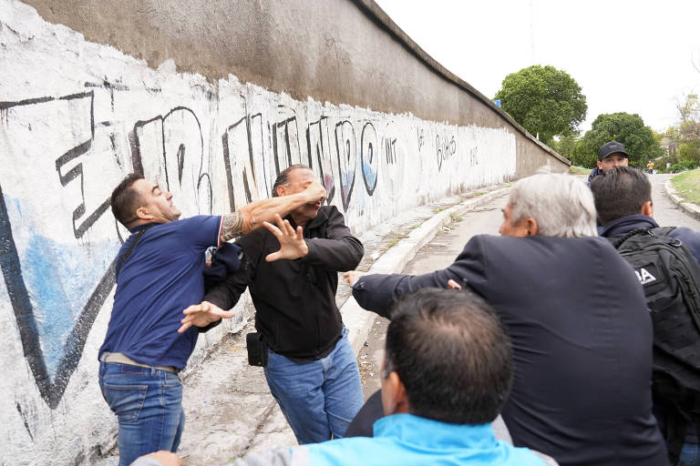 O secretário de Segurança de Buenos Aires, Sergio Berni, é agredido durante manifestação