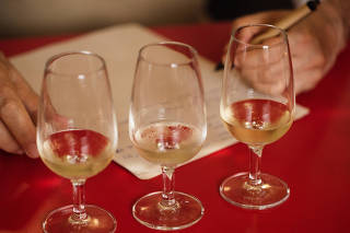Degustacao de Vinhos Brancos:  Jurados faz  suas anotacoes durante degustacao  e prova  as cegas de vinhos brancos no restaurante Tordesilhas, no Jardins.
