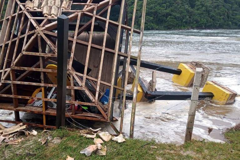 Uma pessoa morre e duas estão desparecidas após embarcação afundar em Bertioga