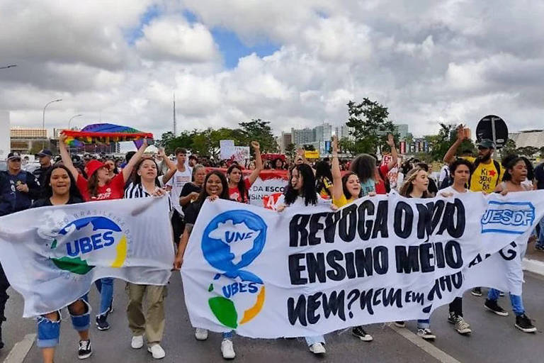 Estudantes com faixas e bandeiras se manifestam em Brasília contra o novo ensino médio
