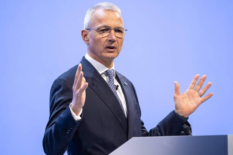 Axel Lehmann pede desculpas durante reunião final de acionistas da Credit Suisse