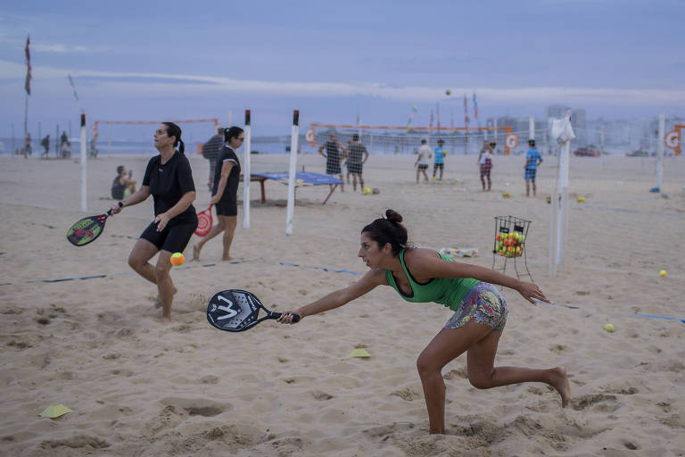 Beach tennis, moda do verão nas praias do Rio, ganha adeptos para o ano inteiro