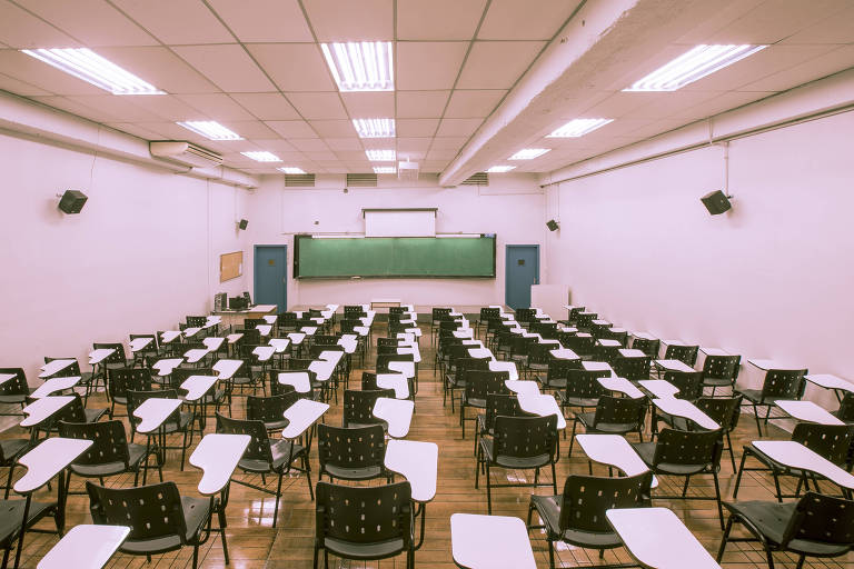 Imagem mostra sala de aula vazia
