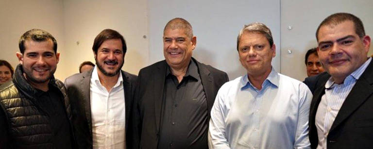 Milton Leite, com o governador Tarcísio de Freitas, os filhos Alexandre e Milton Leite Filho e o vice-presidente da União Brasil, Antônio Rueda