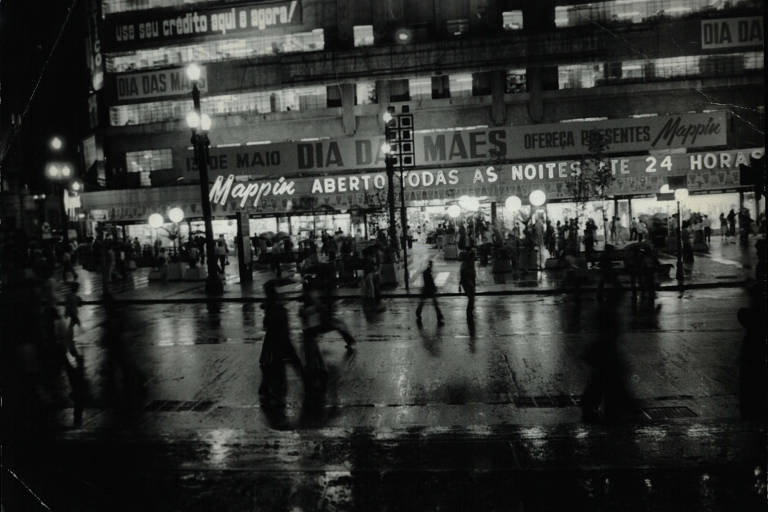 Movimento de pedestres na frente da loja Mappin, localizada na Praça Ramos de Azevedo em 1979.