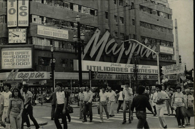 Dia agitado na praça Ramos de Azevedo em 1982, ao fundo o Mappin.