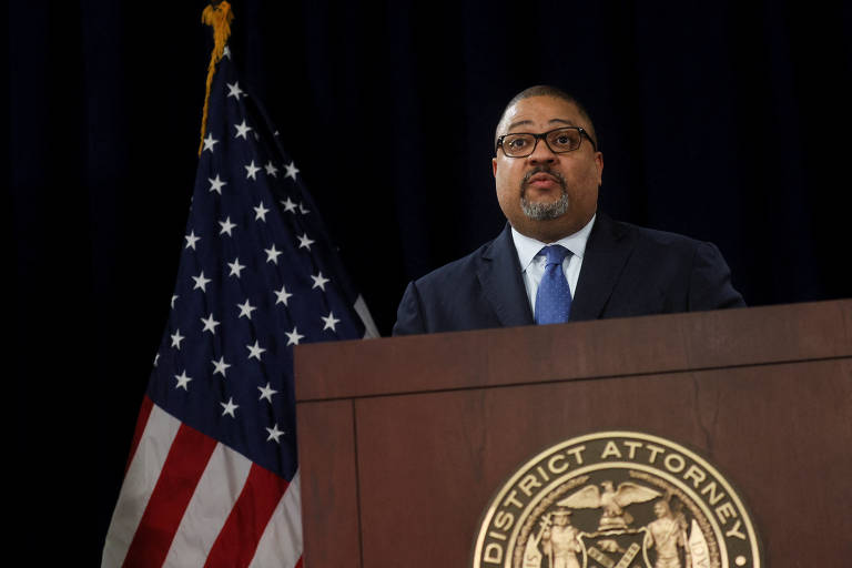 Alvin Bragg, promotor pela ilha de Manhattan, em entrevista coletiva após a audiência; foi ele quem apresentou as acusações contra o ex-presidente