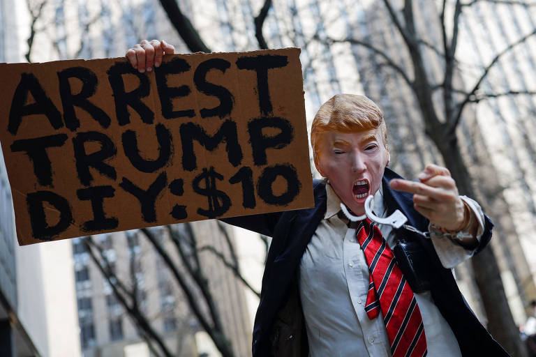 Manifestante fantasiado de Donald Trump protesta no dia da audiência