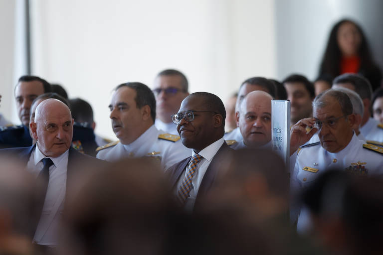 Integrantes do governo defendem que Lula iniciou a despolitização nas Forças Armadas e conseguiu apaziguar a relação com os militares nos primeiros meses de gestão; agora o governo quer garantir investimentos na indústria de Defesa como principal aposta para melhorar a relação com os quartéis