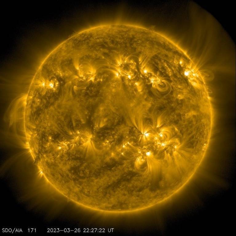 Imagem do Sol em ultravioleta, no comprimento de onda 17,1 nanômetros, na linha espectral do ferro ionizado