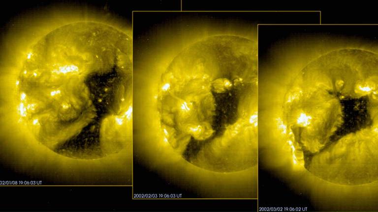 Imagens feitas em 2010 pela sonda Soho, da Nasa, mostram buracos na coroa solar, flagrados em luz ultravioleta; pontos são fontes de vento solar, que pode afetar satélites ao atingir a Terra