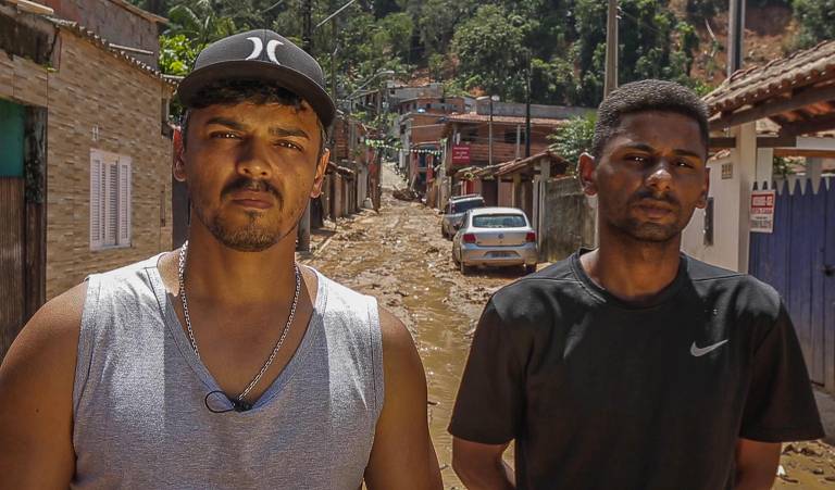 Os moradores da Vila Sahy Wiliam de Jesus Silva, 37, e Diego Vieira, 31, que passaram as horas seguintes à tragédia tentando salvar amigos e vizinhos soterrados pela lama