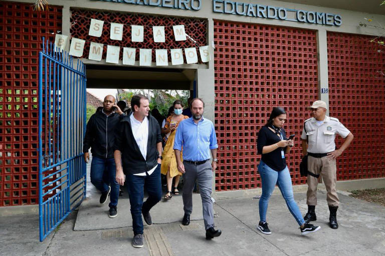 Prefeito Eduardo Paes visitou uma escola municipal na Ilha do Governador, na zona norte do Rio, que foi alvo de um ataque com três adolescentes esfaqueados em maio de 2022