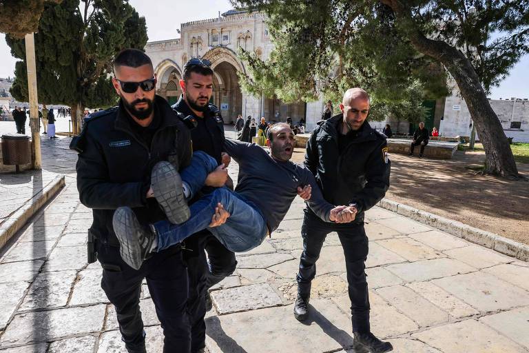 Polícia de Israel confronta palestinos e fere 12 em mesquita em Jerusalém; veja vídeo