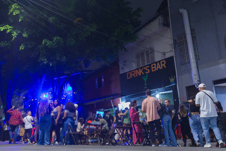 Clientes do Drink's Bar e da nova junção entre Azulzinho e Meretriz na rua Edson Dias, em Pinheiros

