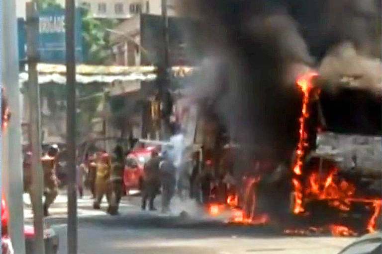 Imagem colorida mostra ônibus em chamas