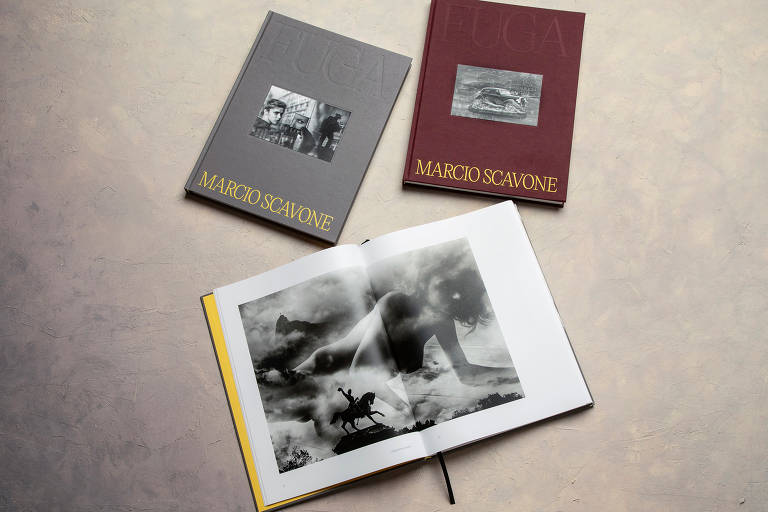 Um livro de capa cinza e outro bordô; um terceiro livro, aberto, mostra uma fotografia em preto-e-branco