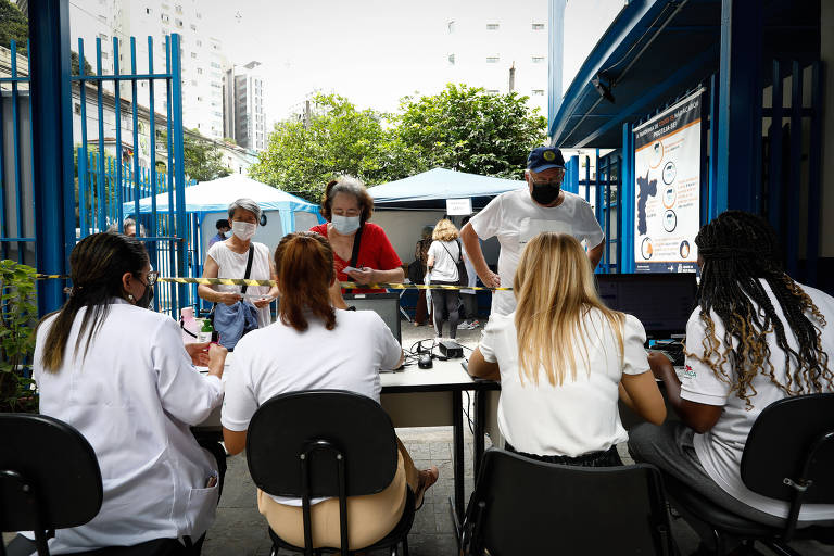 Primeiro dia de aplicação da vacina bivalente para grupo com mais de 70 anos na UBS N.Sra do Brasil, no bairro da Bela Vista, São Paulo