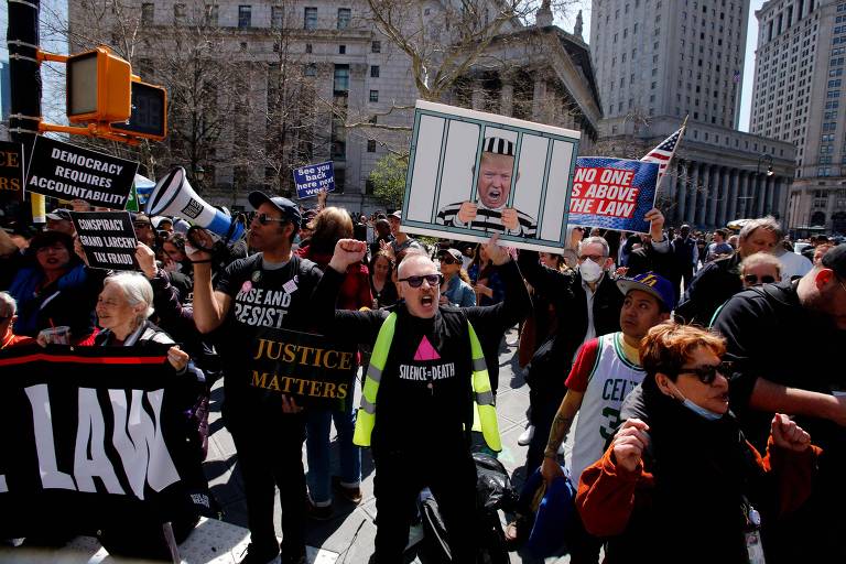 Manifestantes pedem prisão do ex-presidente Donald Trump em Nova York